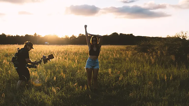 Outdoor Shooting von WRAPUP mit Steadycam und Model Hanna Herrmann im Sonnenuntergang